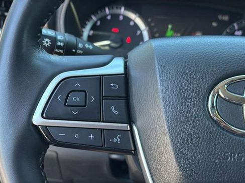 Used 2024 Toyota Highlander LE FWD image 20