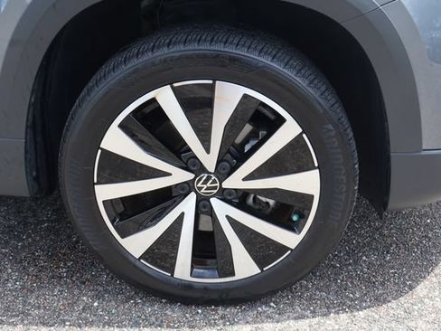 Certified 2023 Volkswagen Taos SE FWD image 11