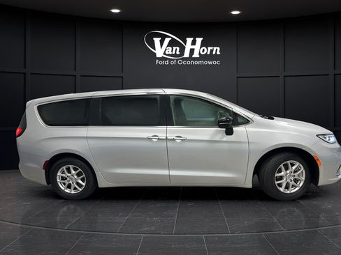 Used 2024 Chrysler Pacifica Touring-L FWD image 7