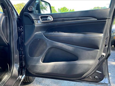 Used 2017 Jeep Grand Cherokee Overland image 23