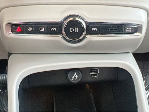 Used 2022 Volvo XC40 T4 Inscription w/ Advanced Package image 28