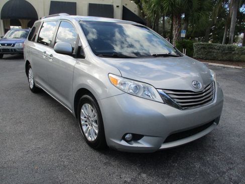 Used 2015 Toyota Sienna XLE Premium image 2