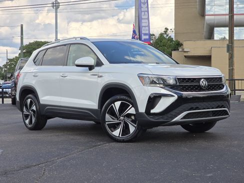 Used 2024 Volkswagen Taos SE AWD/4WD image 2