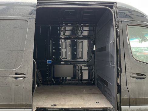 Used 2020 Mercedes-Benz Sprinter 2500 image 25