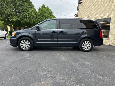 Used 2014 Chrysler Town & Country Touring FWD image 2