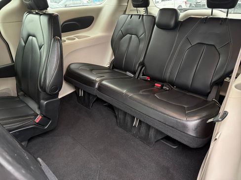 Used 2023 Chrysler Pacifica Touring-L FWD image 16