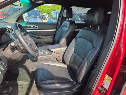 Used 2017 Ford Explorer XLT w/ Equipment Group 202A AWD/4WD image 8