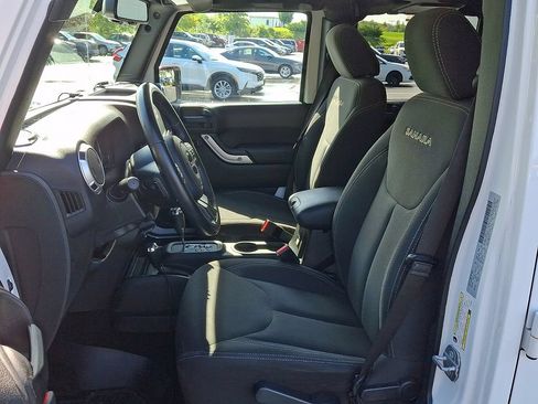 Used 2017 Jeep Wrangler Unlimited Sahara w/ Connectivity Group AWD/4WD image 15