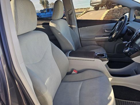 Used 2014 Toyota Prius V Three image 17