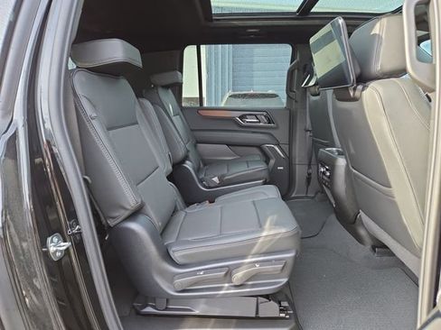 Used 2025 GMC Yukon XL Denali w/ Denali Reserve Package image 40