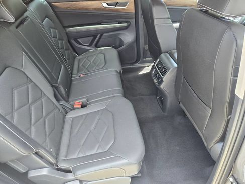 Certified 2025 Volkswagen Atlas SE FWD image 19