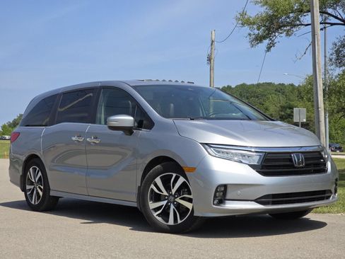 Used 2024 Honda Odyssey Touring image 2