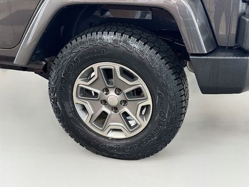 Used 2017 Jeep Wrangler Unlimited Rubicon w/ Connectivity Group image 29