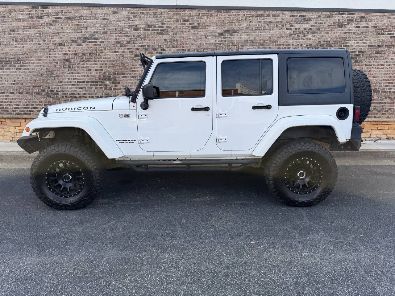 Used 2017 Jeep Wrangler Unlimited Rubicon w/ Connectivity Group AWD/4WD image 2
