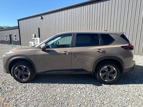 Used 2025 Nissan Rogue SV FWD image 10
