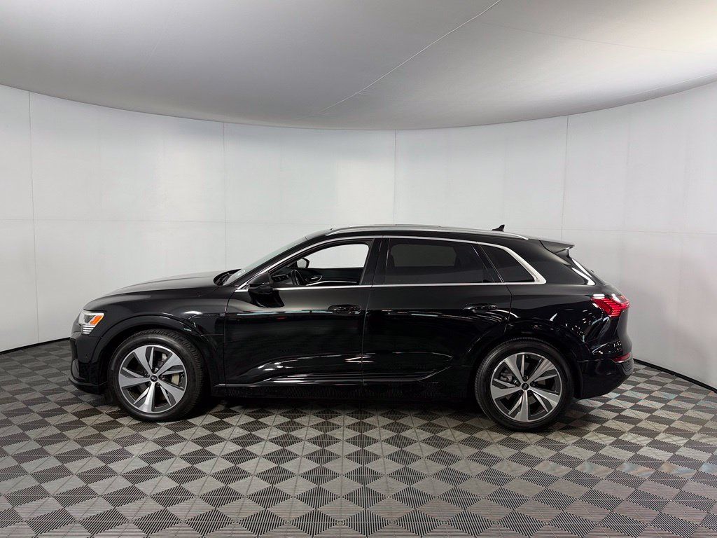Used 2024 Audi Q8 e-tron Premium Plus w/ Premium Plus Package AWD/4WD image 9