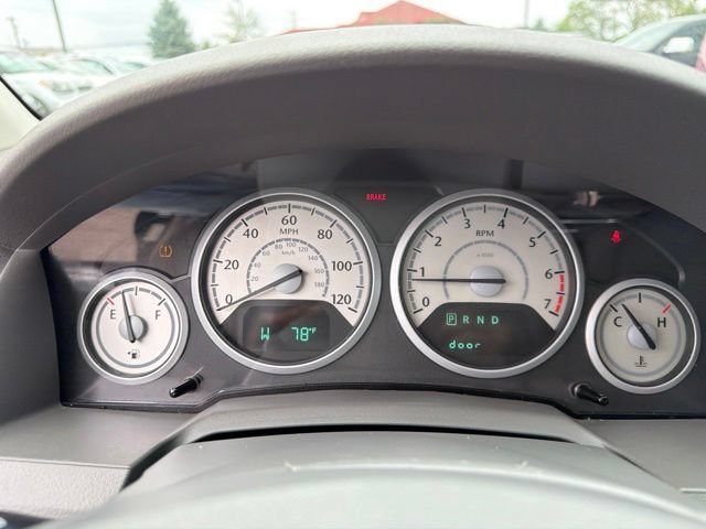 Used 2009 Chrysler Town & Country Touring w/ Entertainment Group #2 FWD image 11