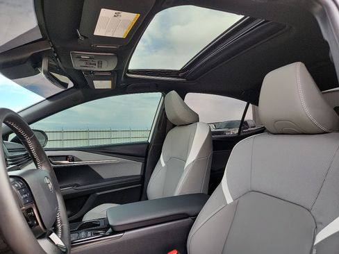 Used 2025 Toyota Camry SE image 12