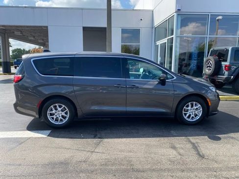 Used 2023 Chrysler Pacifica Touring-L image 11