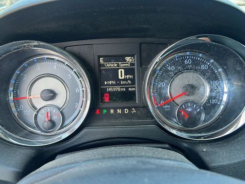 Used 2016 Chrysler Town & Country Touring-L w/ Driver Convenience Group FWD image 15