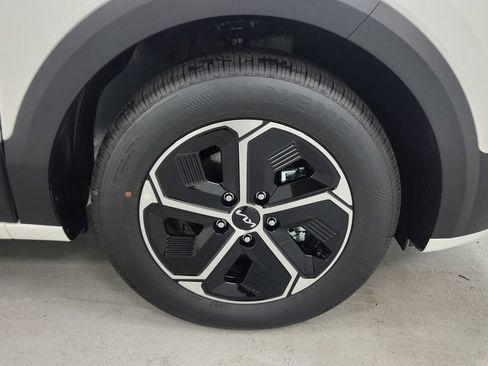 New 2026 Kia Niro EX FWD image 9