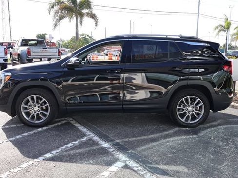 Used 2022 GMC Terrain SLT w/ Infotainment Package II FWD image 4