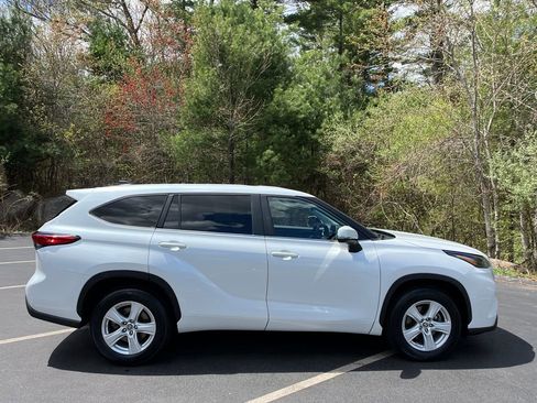 Used 2023 Toyota Highlander LE FWD image 6