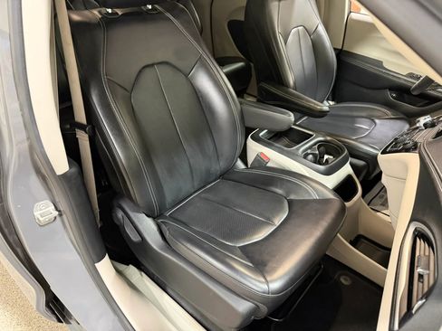 Used 2023 Chrysler Pacifica Touring-L FWD image 37