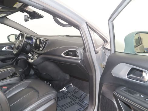 Used 2021 Chrysler Pacifica Touring-L w/ S Appearance Package FWD image 44
