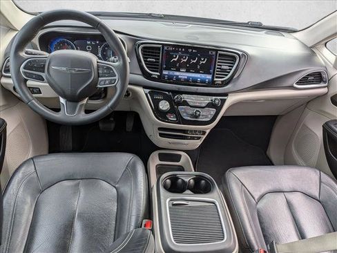 Used 2022 Chrysler Pacifica Touring-L image 16