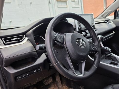 Used 2021 Toyota RAV4 XLE Premium image 4