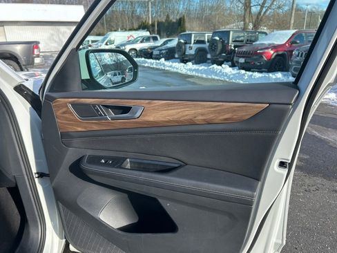 Used 2025 Volkswagen Atlas SE image 33