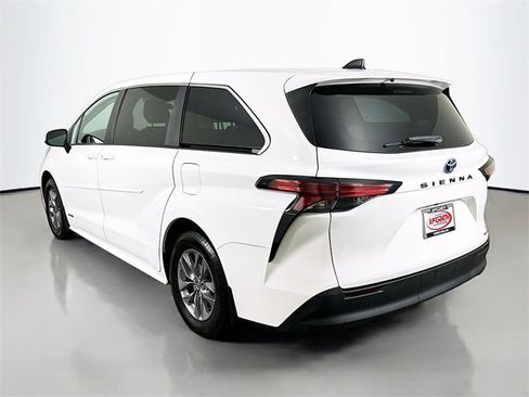 Used 2021 Toyota Sienna LE image 14