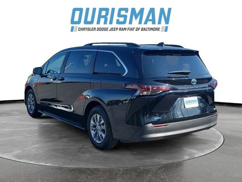Used 2025 Toyota Sienna LE w/ LE Plus Package FWD image 4