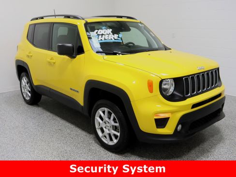 Used 2023 Jeep Renegade Latitude w/ Sun & Fun Group image 4