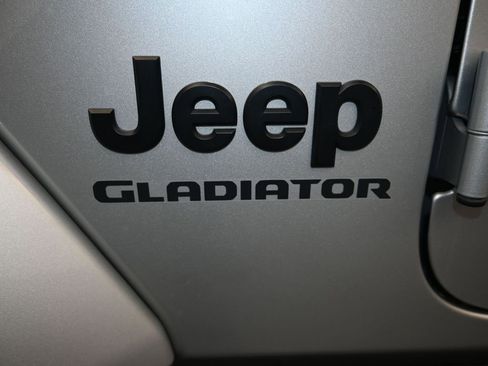 Used 2022 Jeep Gladiator Willys image 26
