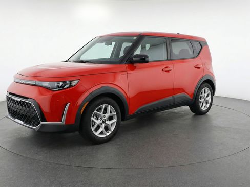 Used 2025 Kia Soul LX w/ LX Technology Package image 3