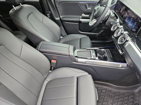 Used 2025 Mercedes-Benz GLB 250 image 15