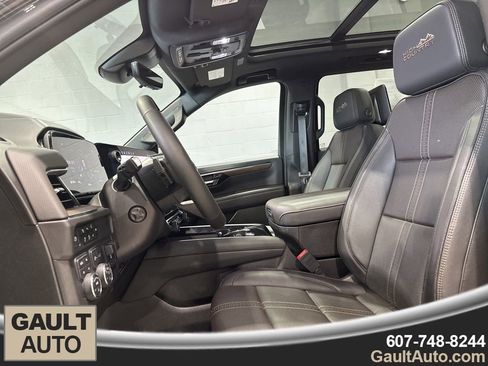 Used 2025 Chevrolet Suburban High Country image 13