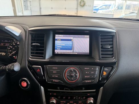 Used 2015 Nissan Pathfinder SL image 14
