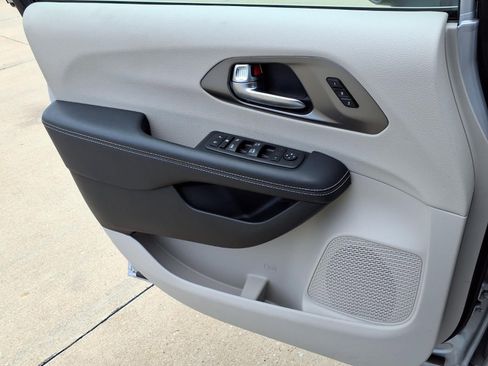Used 2023 Chrysler Pacifica Touring-L FWD image 16