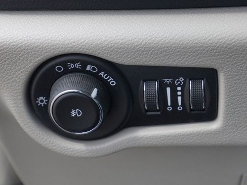 Used 2019 Chrysler Pacifica Touring-L FWD image 16
