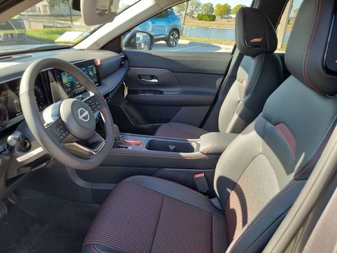 New 2026 Nissan Kicks SR w/ SR Premium Package FWD image 9