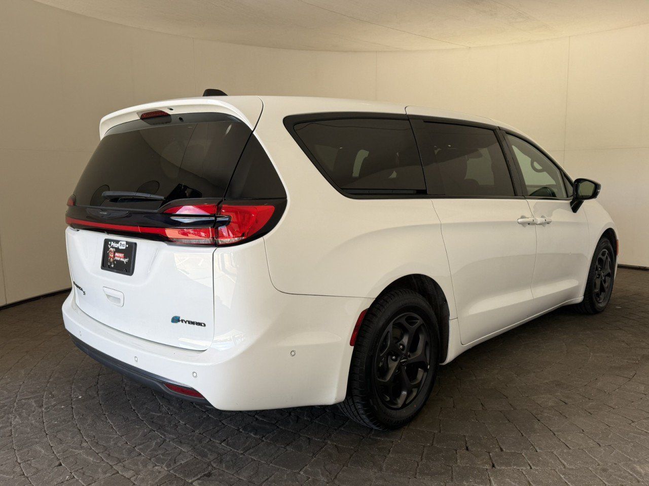 Used 2023 Chrysler Pacifica Limited w/ S Appearance Package FWD image 9
