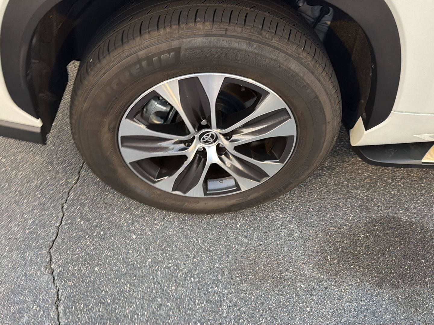 Certified 2023 Toyota Highlander XLE FWD image 41