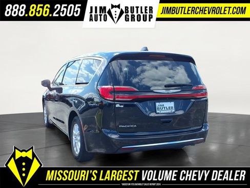 Used 2024 Chrysler Pacifica Touring-L FWD image 2