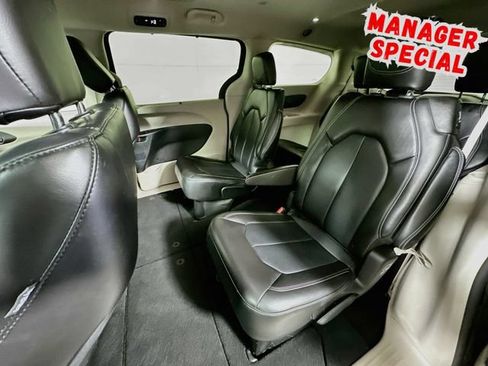 Used 2023 Chrysler Pacifica Touring-L FWD image 21