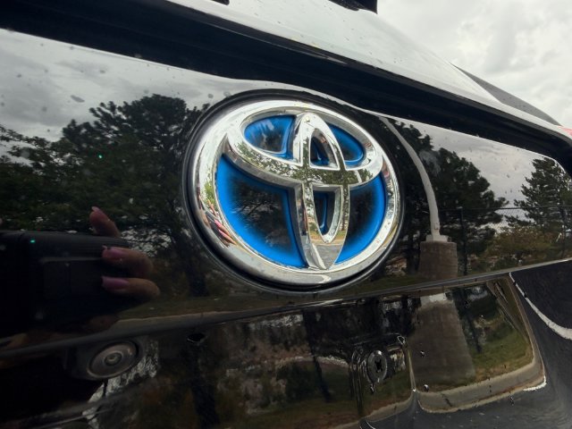 Used 2024 Toyota RAV4 LE AWD/4WD image 23