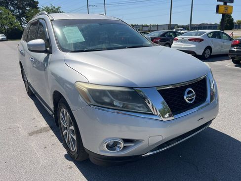 Used 2015 Nissan Pathfinder SV FWD image 4