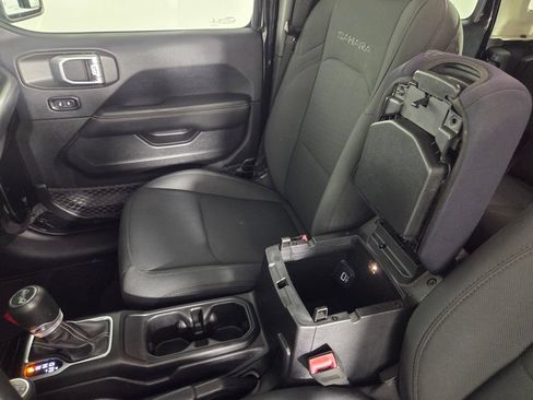 Used 2019 Jeep Wrangler Unlimited Sahara AWD/4WD image 21